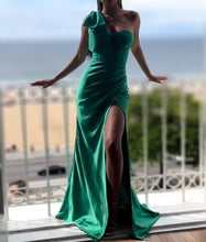 Carregar imagem no visualizador da galeria, Bow Shoulder Satin Evening Dress