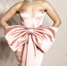 Carregar imagem no visualizador da galeria, Bow Pink Gown