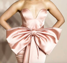 Carregar imagem no visualizador da galeria, Bow Pink Gown