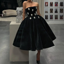 Carica l&#39;immagine nel visualizzatore di Gallery, Black Velvet Strapless Ball Dress