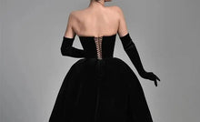 Carica l&#39;immagine nel visualizzatore di Gallery, Black Velvet Strapless Ball Dress