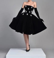 Cargar imagen en el visor de la galería, Black Velvet Strapless Ball Dress