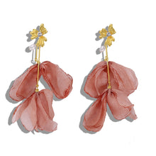 Carregar imagem no visualizador da galeria, Handmade Yarn Flower Dangle Earrings