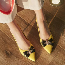 Charger l&#39;image dans la galerie, Suede Flower Rhinestones Pumps