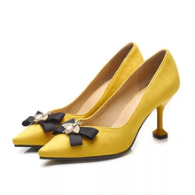Charger l&#39;image dans la galerie, Suede Flower Rhinestones Pumps