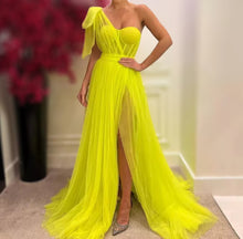 Carregar imagem no visualizador da galeria, OneShoulder Tulle Prom Gowns
