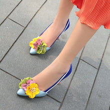Load image into Gallery viewer, Flowers Luxury Pumps
