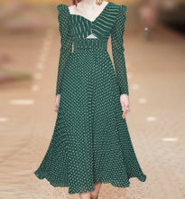 Cargar imagen en el visor de la galería, Green Runway Dot Hollow Out Dress