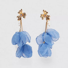 Carregar imagem no visualizador da galeria, Handmade Yarn Flower Dangle Earrings
