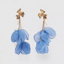 Carregar imagem no visualizador da galeria, Handmade Yarn Flower Dangle Earrings