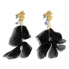 Carregar imagem no visualizador da galeria, Handmade Yarn Flower Dangle Earrings