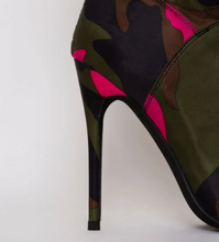Carregar imagem no visualizador da galeria, Stilettos Camouflage Ankle Boots