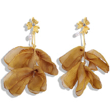 Carregar imagem no visualizador da galeria, Handmade Yarn Flower Dangle Earrings