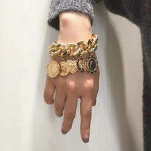Carica l&#39;immagine nel visualizzatore di Gallery, Heart Charm Bracelet