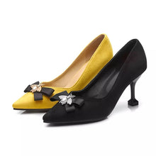 Charger l&#39;image dans la galerie, Suede Flower Rhinestones Pumps