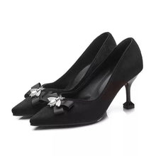 Charger l&#39;image dans la galerie, Suede Flower Rhinestones Pumps