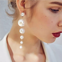 Carregar imagem no visualizador da galeria, Pearl Dangle Clip On Earrings