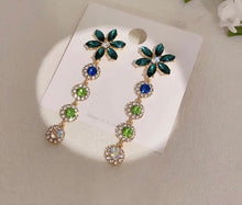 Cargar imagen en el visor de la galería, Green Flower Earrings