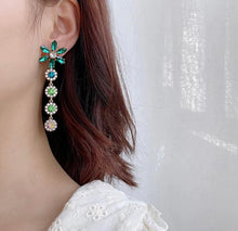 Load image into Gallery viewer, Green Flower Earrings